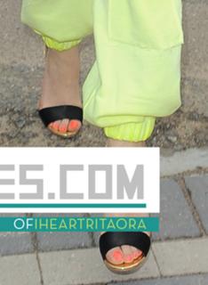 Rita Ora feet photo thumbnail