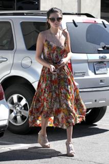 Selena Gomez feet photo thumbnail