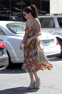 Selena Gomez feet photo thumbnail