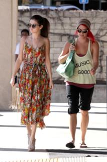 Selena Gomez feet photo thumbnail