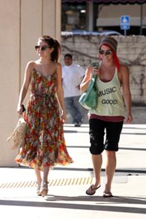 Selena Gomez feet photo thumbnail