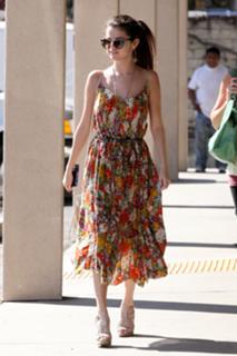 Selena Gomez feet photo thumbnail