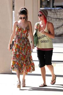 Selena Gomez feet photo thumbnail