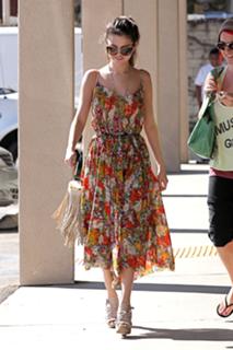 Selena Gomez feet photo thumbnail