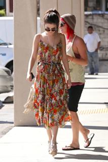 Selena Gomez feet photo thumbnail