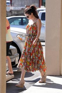 Selena Gomez feet photo thumbnail