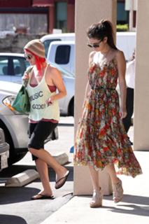 Selena Gomez feet photo thumbnail