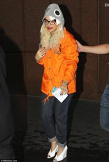 Rita Ora feet photo thumbnail