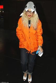 Rita Ora feet photo thumbnail