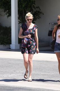 Kirsten Dunst feet photo thumbnail