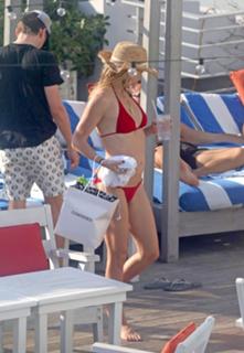 Kate Hudson feet photo thumbnail