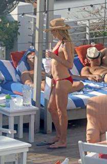 Kate Hudson feet photo thumbnail