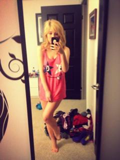 Jennette McCurdy feet photo thumbnail