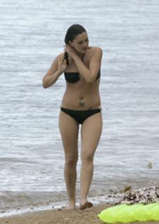 Drew Barrymore feet photo thumbnail