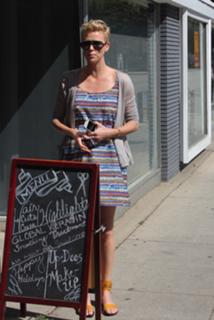Charlize Theron feet photo thumbnail