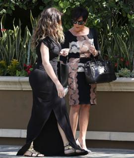 Khloé Kardashian feet photo thumbnail