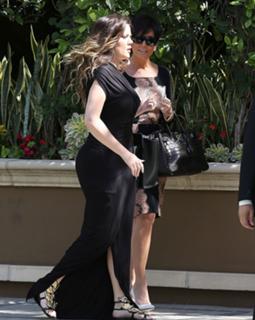 Khloé Kardashian feet photo thumbnail