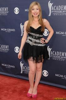 Jennette McCurdy feet photo thumbnail