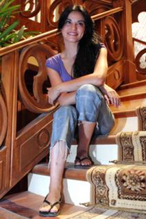 Maite Perroni feet photo thumbnail