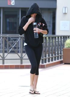 Charlize Theron feet photo thumbnail
