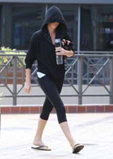 Charlize Theron feet photo thumbnail