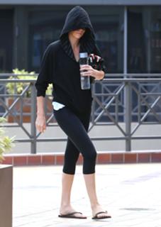 Charlize Theron feet photo thumbnail