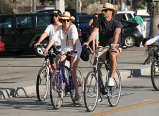 Hilary Swank feet photo thumbnail