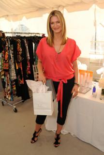 Natasha Henstridge feet photo thumbnail