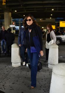 Mariska Hargitay feet photo thumbnail