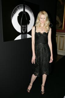 Claudia Schiffer feet photo thumbnail