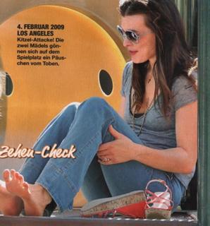 Milla Jovovich feet photo thumbnail