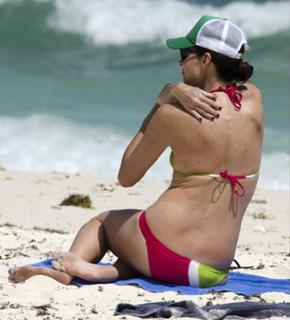 Minnie Driver feet photo thumbnail