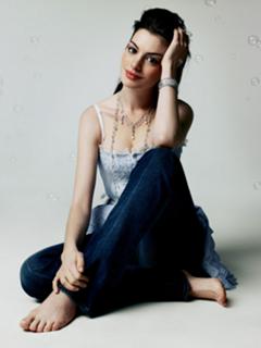 Anne Hathaway feet photo thumbnail