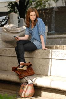 Anne Hathaway feet photo thumbnail
