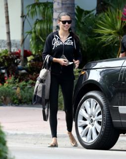 Adriana Lima feet photo thumbnail