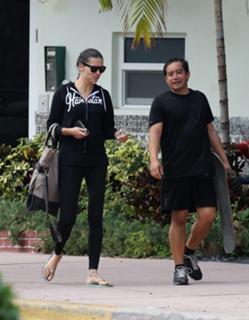 Adriana Lima feet photo thumbnail