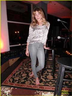 LeAnn Rimes feet photo thumbnail