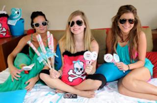 Avril Lavigne feet photo thumbnail