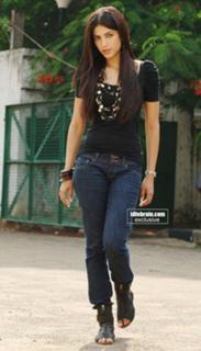 Shruti Haasan feet photo thumbnail