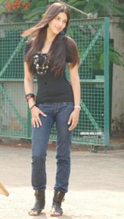 Shruti Haasan feet photo thumbnail