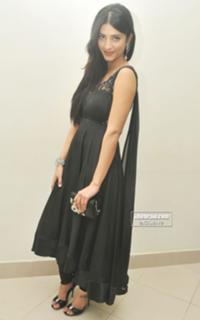 Shruti Haasan feet photo thumbnail