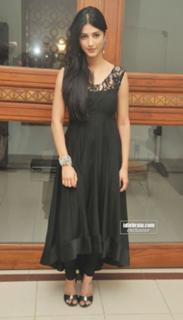 Shruti Haasan feet photo thumbnail