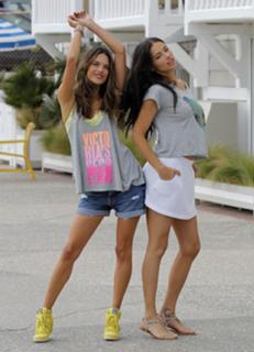 Adriana Lima feet photo thumbnail