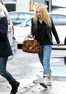 Dakota Fanning feet photo thumbnail