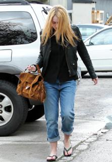Dakota Fanning feet photo thumbnail