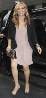 Sarah Michelle Gellar feet photo thumbnail