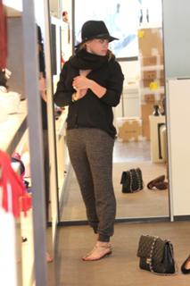 Hilary Duff feet photo thumbnail
