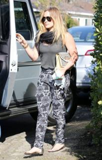 Hilary Duff feet photo thumbnail
