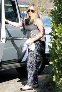 Hilary Duff feet photo thumbnail