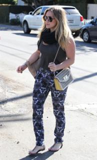 Hilary Duff feet photo thumbnail
